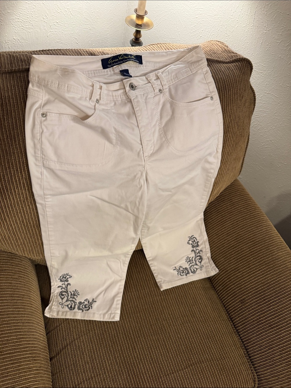 Gloria Vanderbilt White Embroidered Ankle Capri Jeans